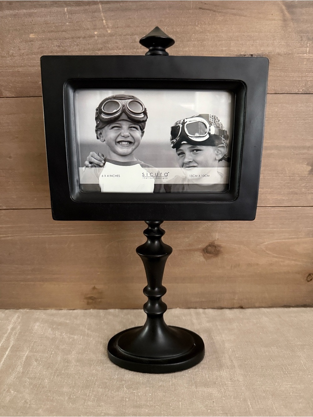 Black Wood 4x6 Pedestal Photo Frame